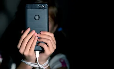 Nu telefonul este problema! De ce scad performanțele școlare ale copiilor?