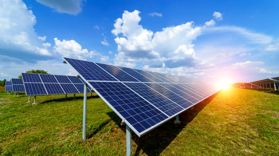 China instalează energie fotovoltaică la foc aprins, însă rămâne cel mai mare poluator