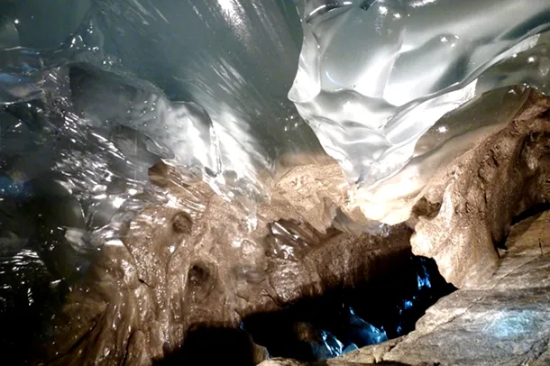 La baza gheţarului se observă diferenţele dintre gheaţa cristalină şi sedimentele pe care aceasta s-a format.