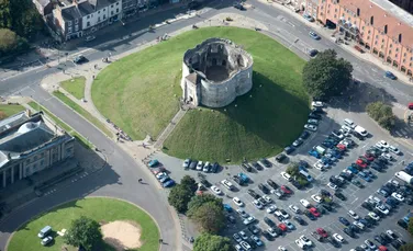 Turnul Clifford, care găzduiește toaleta lui Henric al III-lea, a fost restaurat și poate fi vizitat