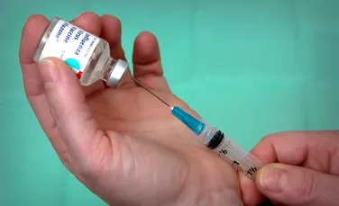 Adunarea resturilor de vaccin COVID-19 din mai multe flacoane este contraindicată