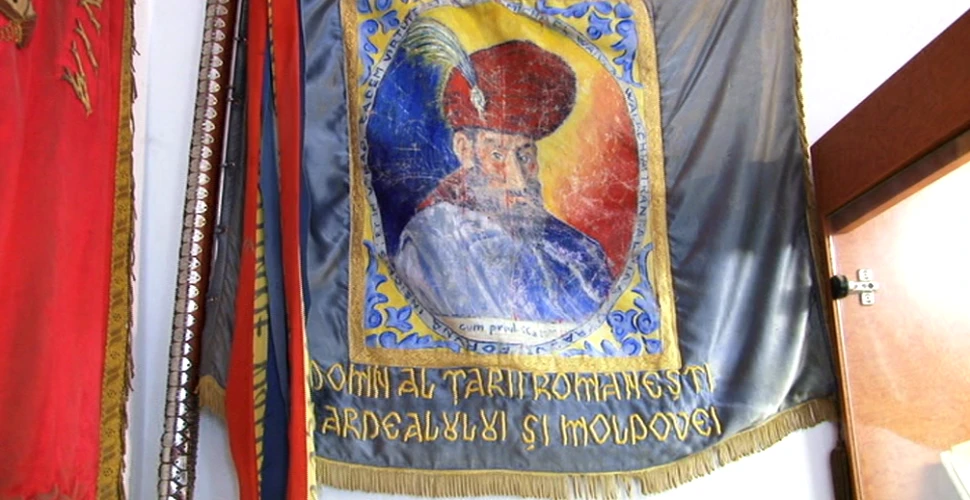 Steagul dus de Junii Roşiori din Braşov la Alba Iulia, în 1918, este expus la Muzeul Primei Şcoli Româneşti