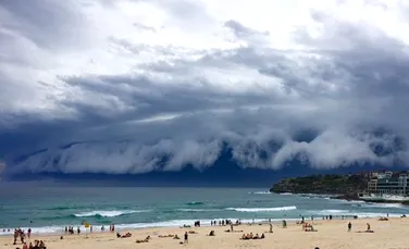 Un nor cu adevărat spectaculos a adus ploaia pe o plajă din Sydney – VIDEO