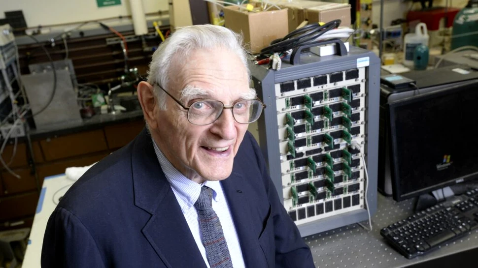 Premiat pentru dezvoltarea bateriei litiu-ion. John Goodenough, cel mai bătrân laureat Nobel