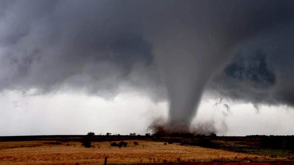 Povestea omului care a rămas captiv în interiorul unei tornade și a scăpat cu viață