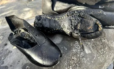 Sute de pantofi din piele neagră, din secolul al XIX-lea, au ajuns în mod misterios pe o plajă