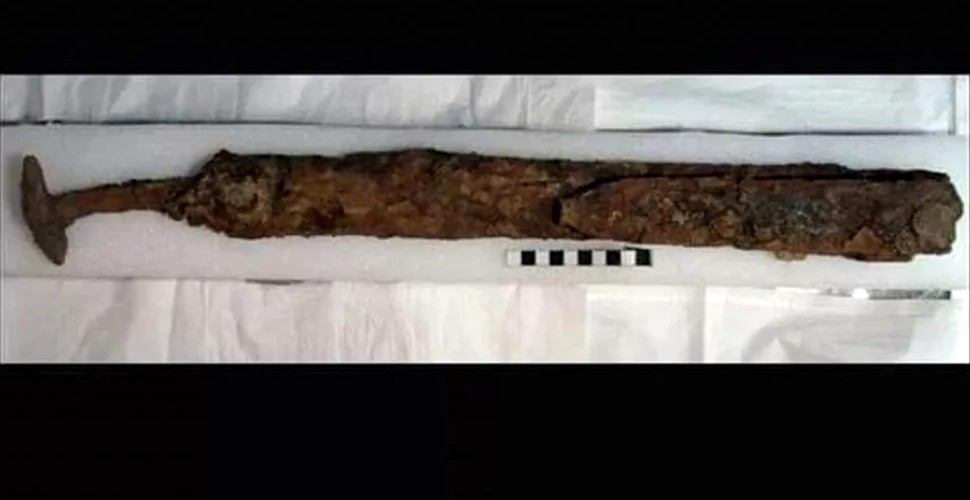 O sabie pliată, descoperită în mormântul unui soldat care a slujit în armata imperială romană