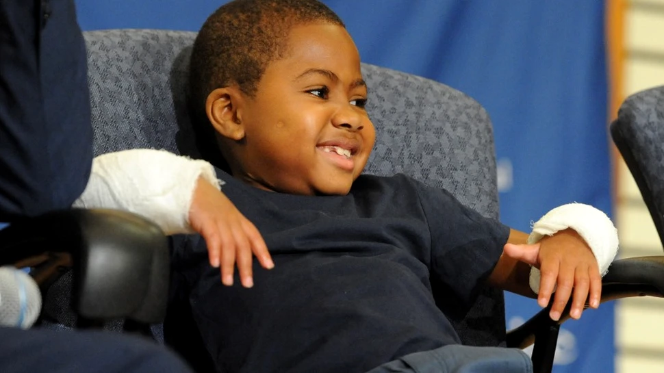 El este Zion Harvey, un băiat de opt ani din SUA care a rămas fără mâini şi fără picioare din cauza unei infecţii grave. Miracolul reuşit de medici