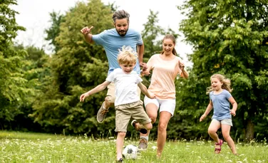 Joaca în aer liber ar putea preveni obezitatea la copii