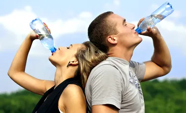 Bei doar apă îmbuteliată şi crezi că e bine pentru sănătate? Te expui unui risc prea puţin cunoscut