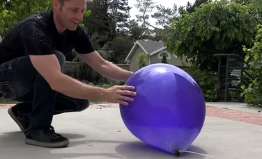 Ce se întâmplă când umpli un balon cu nitrogen lichid. Un experiment video