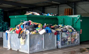 Primul proiect din lume care transformă deșeurile din poliester în haine