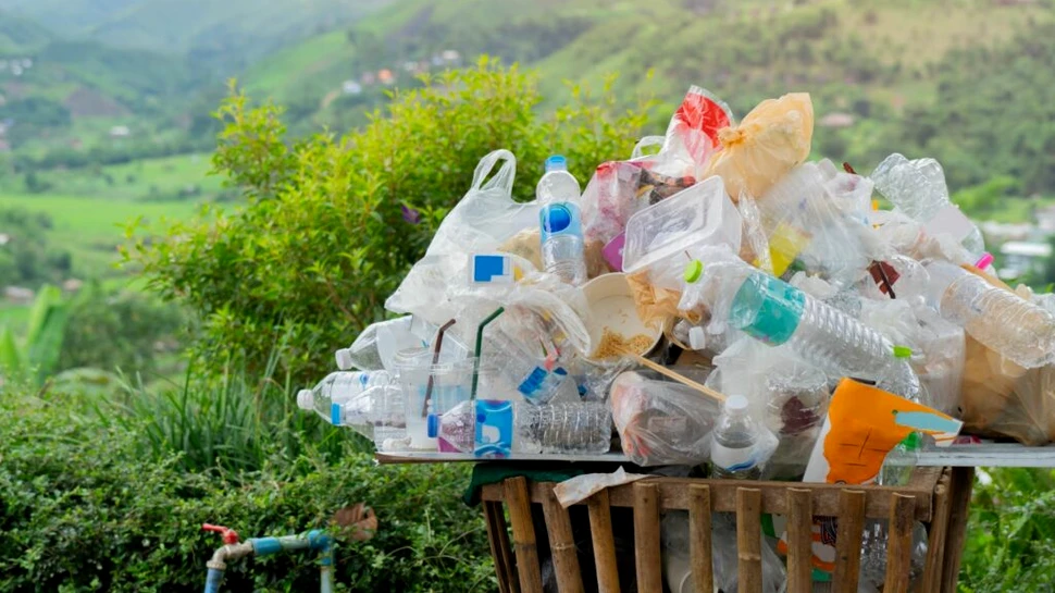 Oamenii de știință au descoperit o metodă mai rapidă de reciclare a plasticului