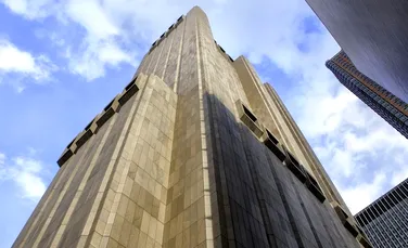 Long Lines Building are 168 de metri înălţime, este construită din beton monolit placat cu granit, dar fără niciun geam
