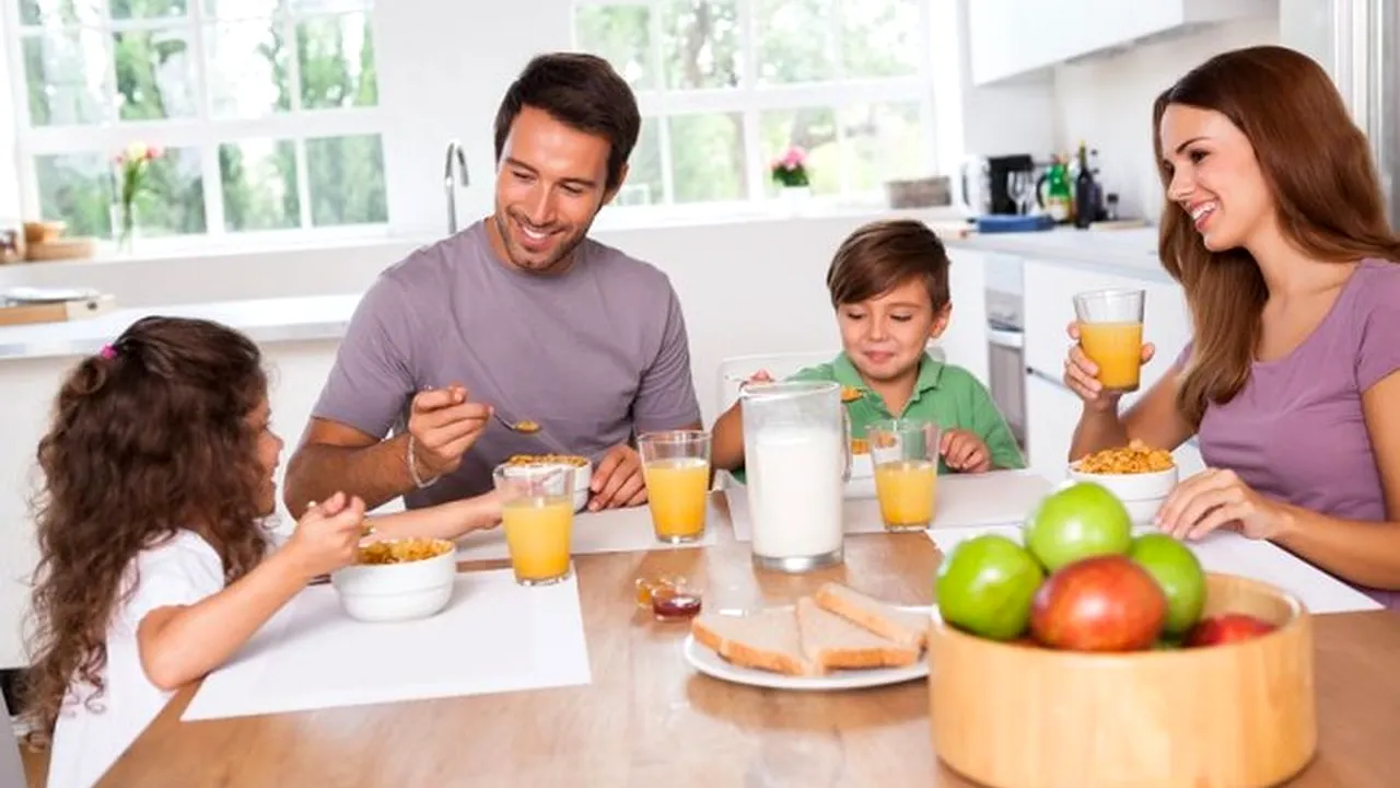 1-familyeatingbreakfast 