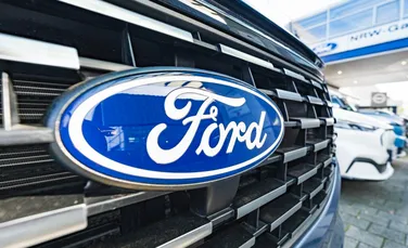 Șoferii Ford, avertizați să nu mai folosească adaptoarele gratuite de la Tesla