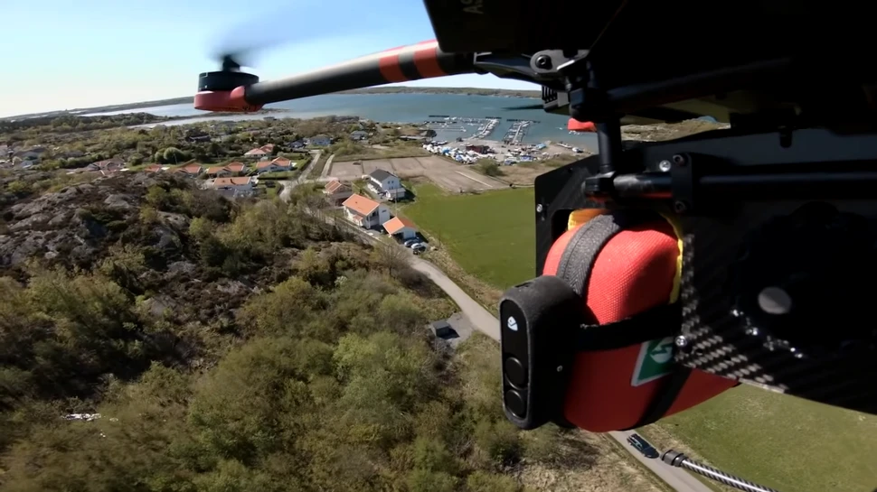 O dronă cu defibrilator a salvat un bărbat de la moarte