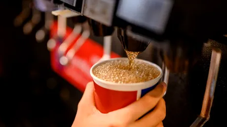 Un nou studiu a găsit o legătură între băuturile zaharoase și anxietate la tineri