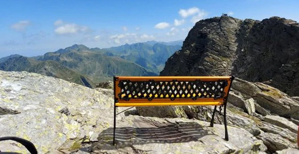 O bancă a fost adusă la peste 2.000 de metri, pe Vârful Călțun, din Munții Făgăraș