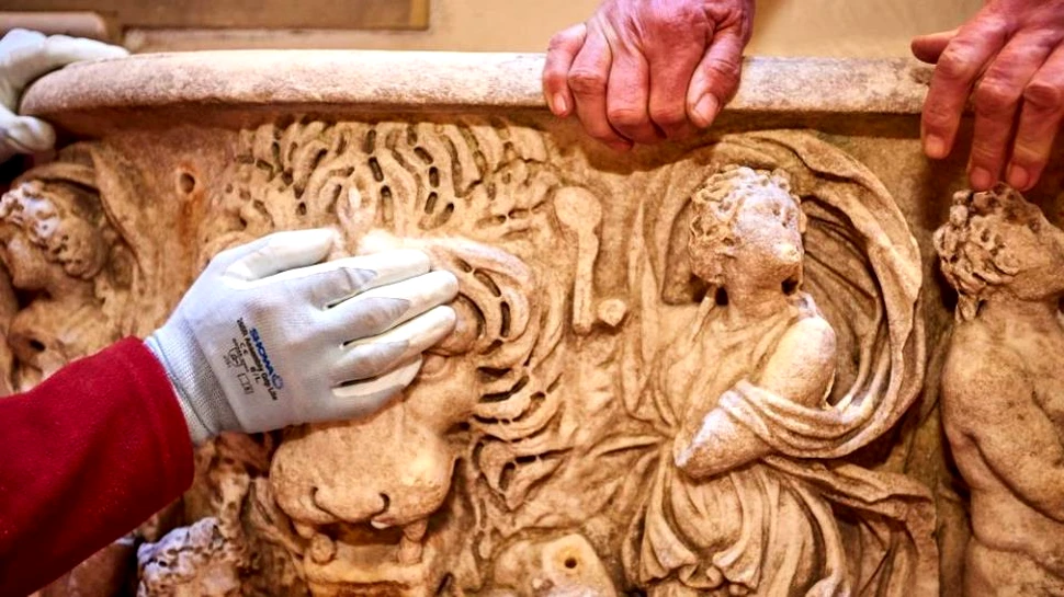 Un sarcofag roman vechi de 1700 de ani, descoperit în Marea Britanie, îi pune în dificultate pe cercetători