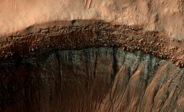 Un crater înghețat de pe Marte strălucește într-o nouă imagine uimitoare de la NASA