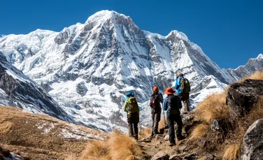 Patru alpinişti vor încerca să urce pe Vârful Annapurna, în prima expediţie sută la sută românească