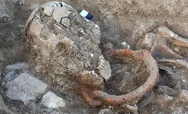 Legaţi cu lanţuri şi după moarte. Descoperire tulburătoare făcută de arheologi într-o necropolă romană (FOTO)