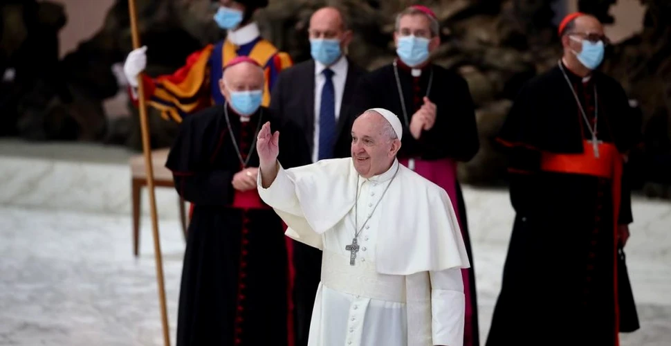 Papa Francisc, criticat pentru că nu poartă mască de protecţie