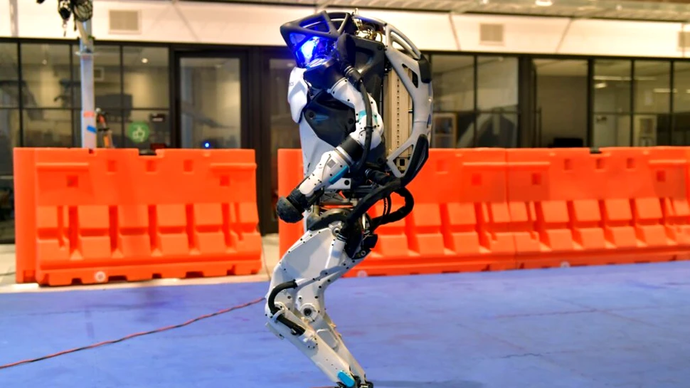 Noi imagini de la Boston Dynamics arată robotul Atlas în timp ce ajută muncitorii de pe un șantier