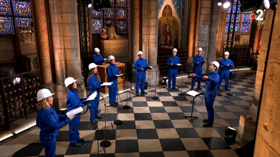 Primul concert de Crăciun la Notre-Dame, de la incendiul devastator. Coriștii au purtat căști de protecție