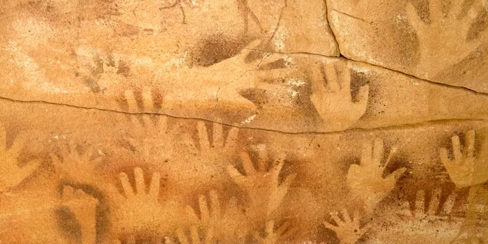 Urmele preistorice de „mâini de copii” nu sunt ceea ce par a fi