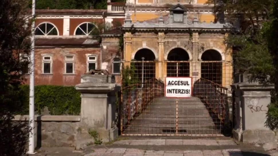 Un jurnalist britanic prezintă dezastrul din staţiunea Băile Herculane.  Imaginile pe care Guvernul României le-a interzis într-un documentar . VIDEO