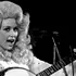 Dolly Parton, „Păpușa Blondă” a muzicii country: Cum și-a transformat imaginea publică într-o strategie de carieră