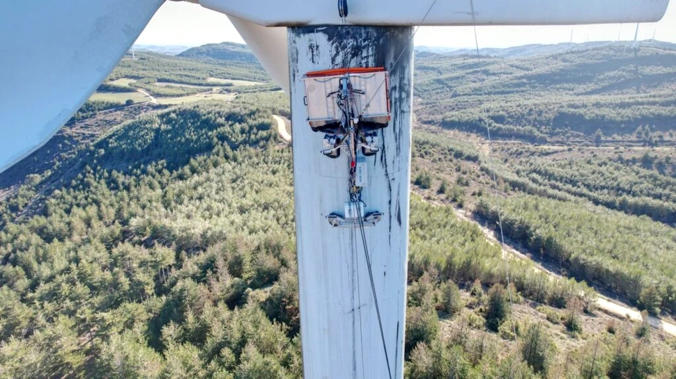 Roboții care repară turbine eoliene au început să înlocuiască oamenii