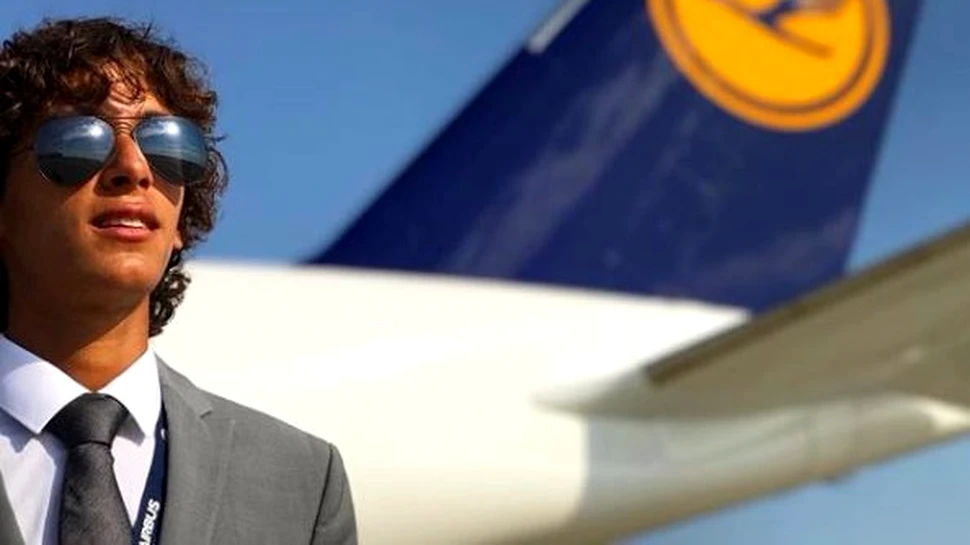 La doar 20 de ani, tânărul din imagine are un job la care cei de vârsta lui nici nu visează. Călătoreşte în toată lumea şi toate televiziunile vor să-i afle părerea