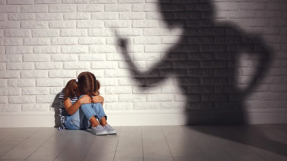Risc crescut de depresie pentru copiii cu părinți severi. Ce se întâmplă cu ADN-ul celor mici?