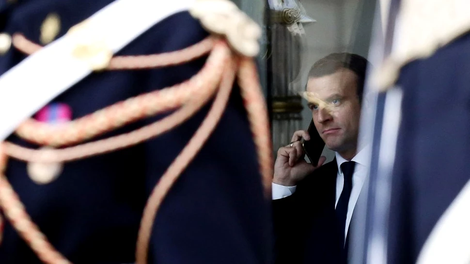 De ce Emmanuel Macron şi-a schimbat urgent telefonul şi numărul de telefon