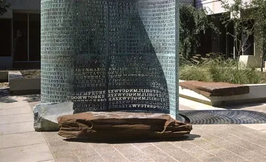 Doi jurnaliști au găsit soluția sculpturii codate Kryptos de la CIA