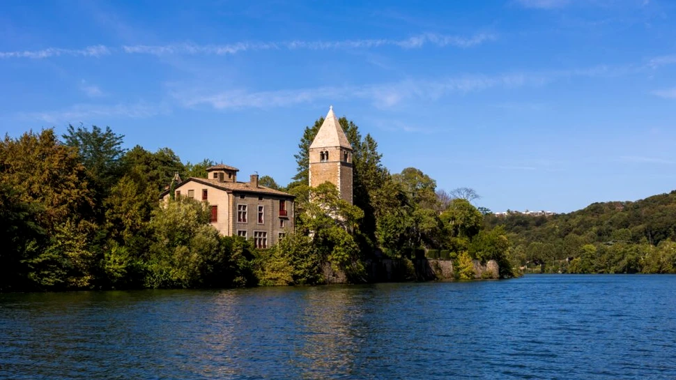 Un castel cumpărat cu 2,5 milioane de euro, scos la licitație pentru „doar” 600.000 de euro