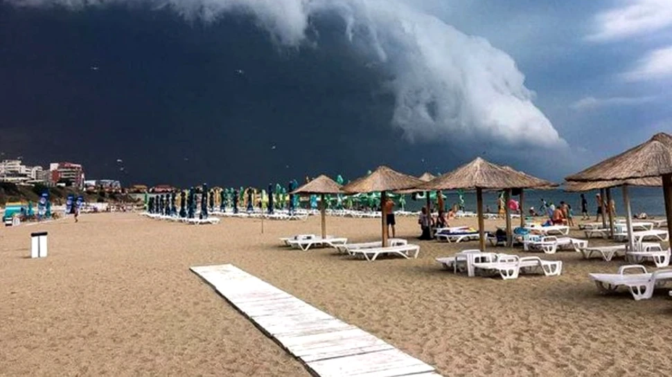 Imagini spectaculoase pe litoralul românesc. Norul Shelf a acoperit cerul în staţiunea Mamaia în timpul unei furtuni