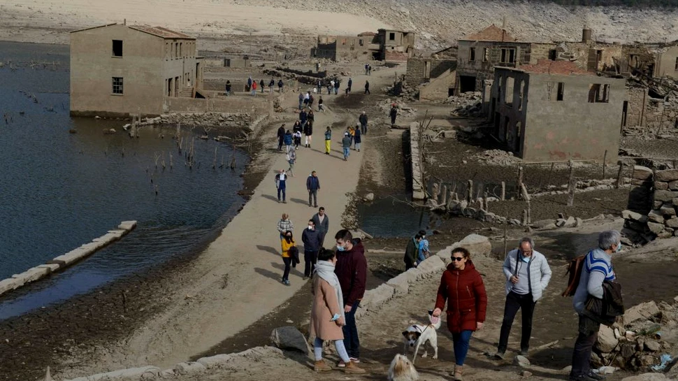 Efectele neaşteptate ale secetei. Un sat fantomă a ieşit de sub ape după 30 de ani