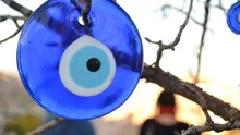 De la ochiul albastru la inimile sacre: de ce oamenii poartă talismane ale norocului peste tot în lume