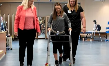 Un implant revoluţionar a ajutat mai multe persoane paralizate să meargă din nou