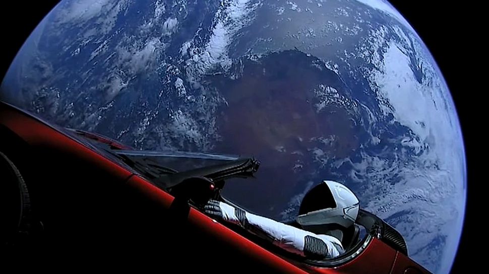 Acum poţi urmări online călătoria vehiculului Tesla Roadster, trimis de SpaceX în spaţiu