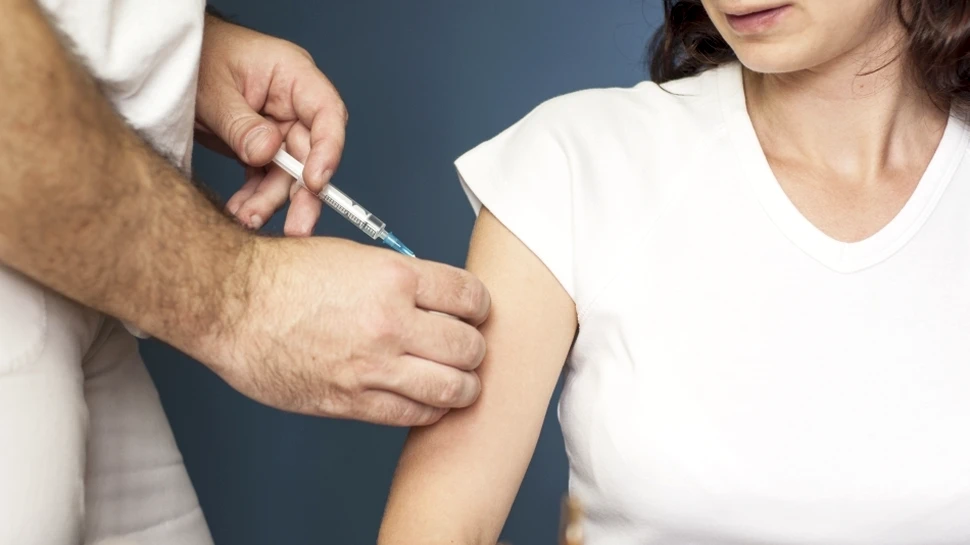 O femeie din Marea Britanie a devenit primul pacient căruia i-a fost administrat un vaccin anticancer