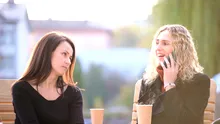 7 semne că o prietenă te invidiază, potrivit psihologilor