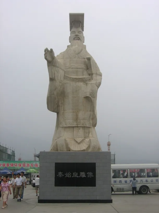 Statuia modernă a împăratului Qin, ridicată în apropierea mormântului acestuia
