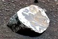 Cum au ajuns mai multe roci albe bizare pe planeta Marte?