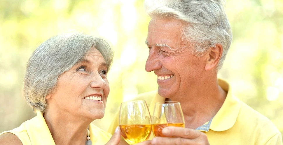 Un nou studiu arată de ce este bine să bei alcool la bătrâneţe