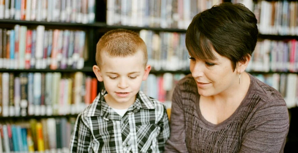 Ajutorul oferit la teme nu-i ajută pe copii atât de mult cât cred unii părinți